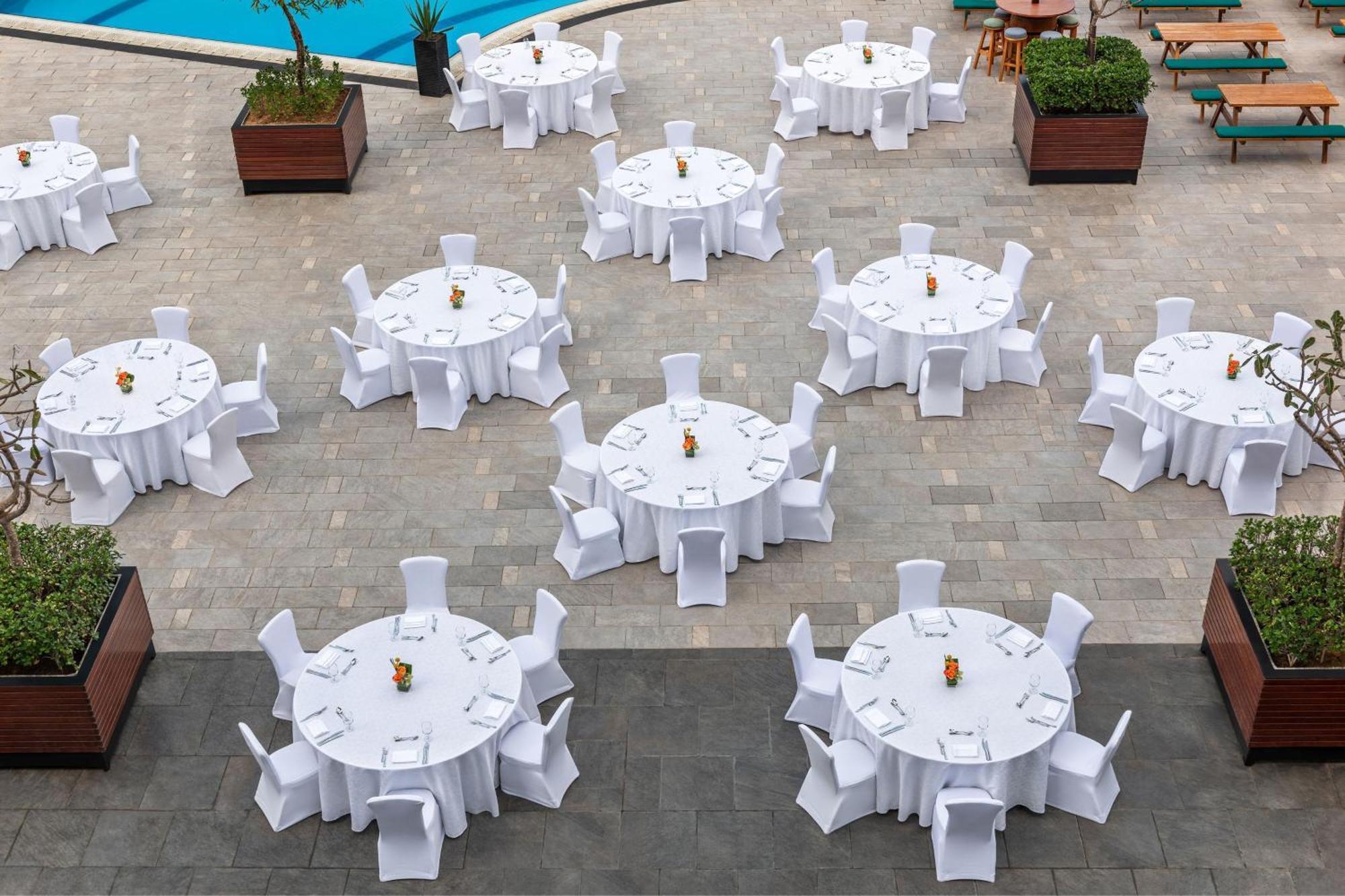 Le Royal Meridien Abu Dhabi Exterior photo Banquet tables