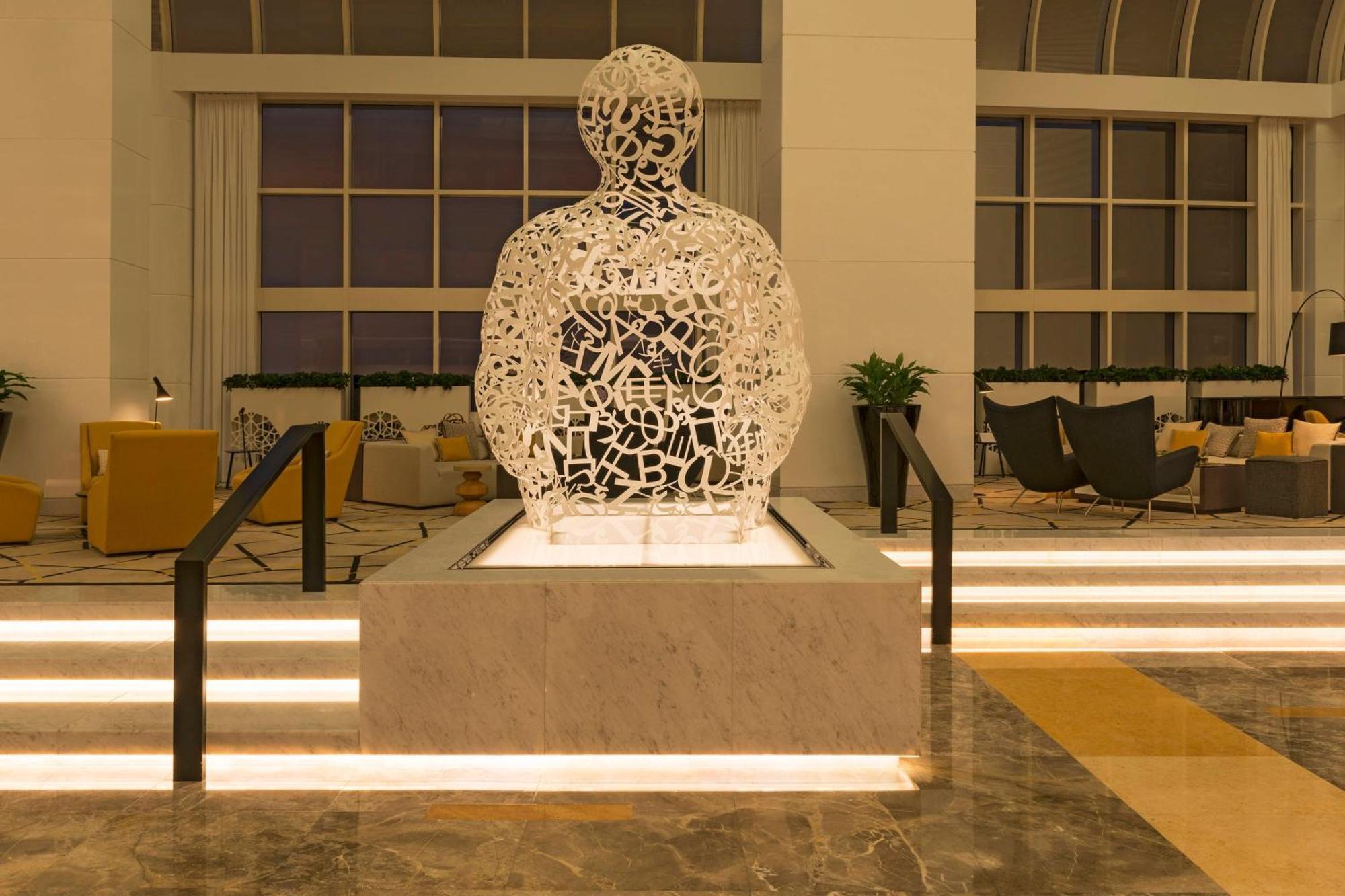 Le Royal Meridien Abu Dhabi Exterior photo The sculpture in 2018