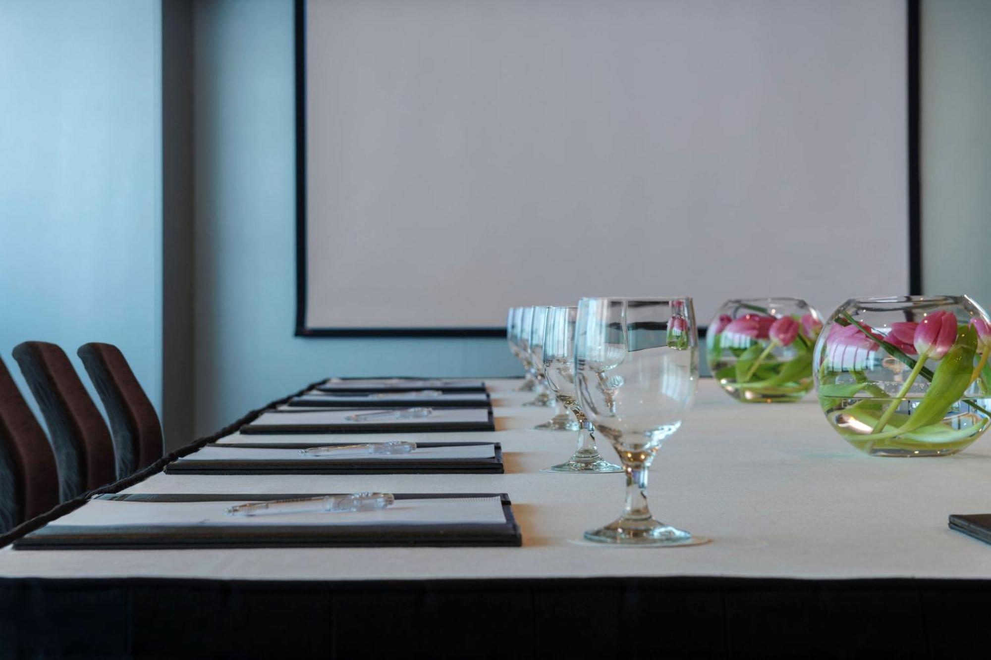 Le Royal Meridien Abu Dhabi Exterior photo Meeting room at the hotel