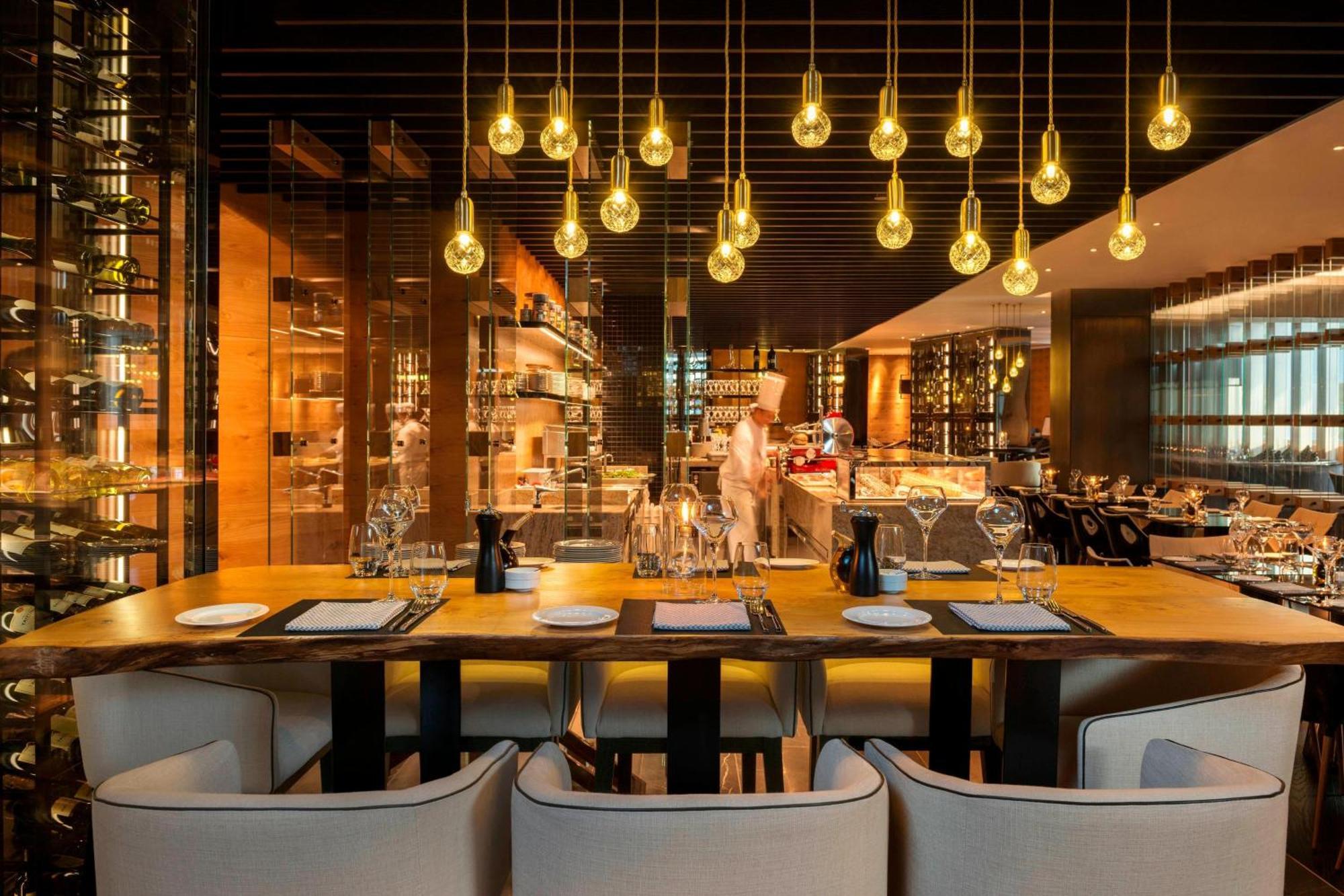 Le Royal Meridien Abu Dhabi Exterior photo The interior of the restaurant