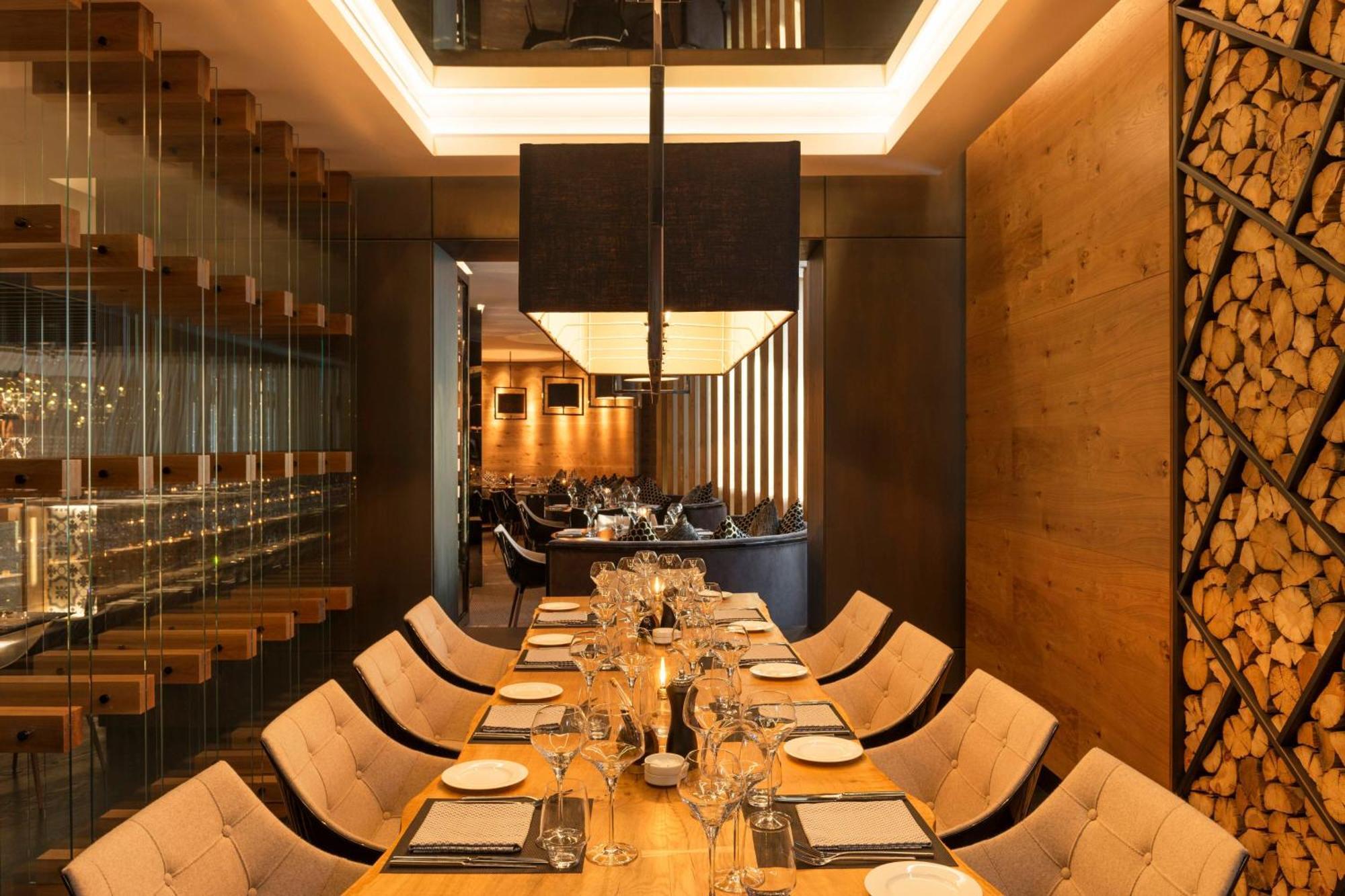 Le Royal Meridien Abu Dhabi Exterior photo Restaurant "7132"