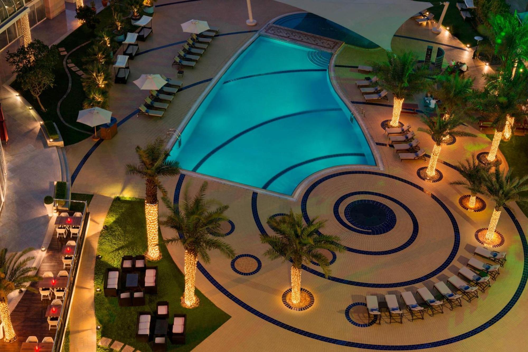 Le Royal Meridien Abu Dhabi Exterior photo The pool at the hotel
