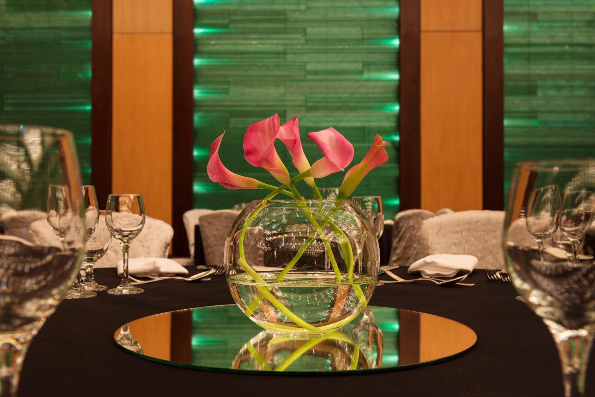 Le Royal Meridien Abu Dhabi Exterior photo A table at the restaurant