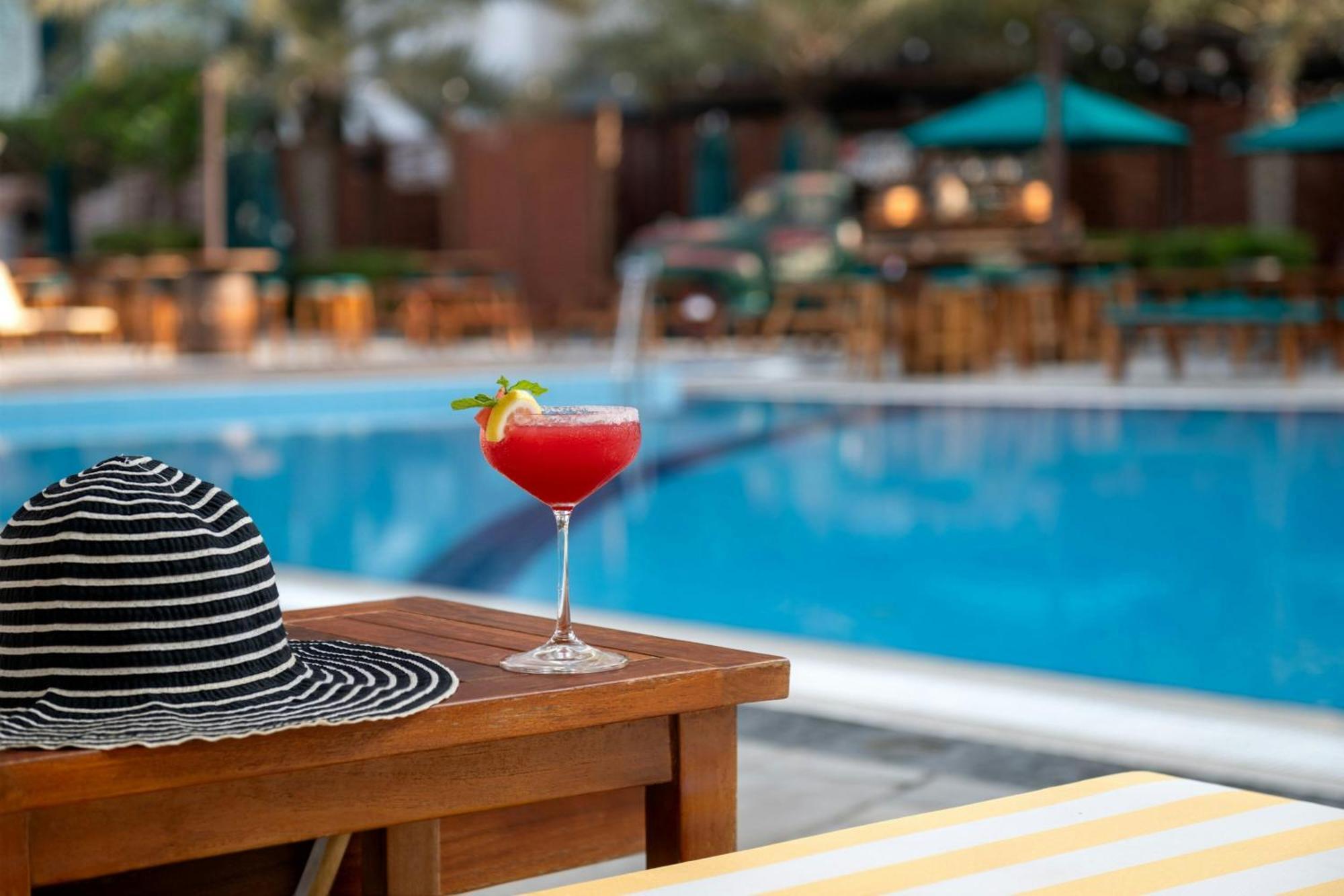 Le Royal Meridien Abu Dhabi Exterior photo Pool at the hotel