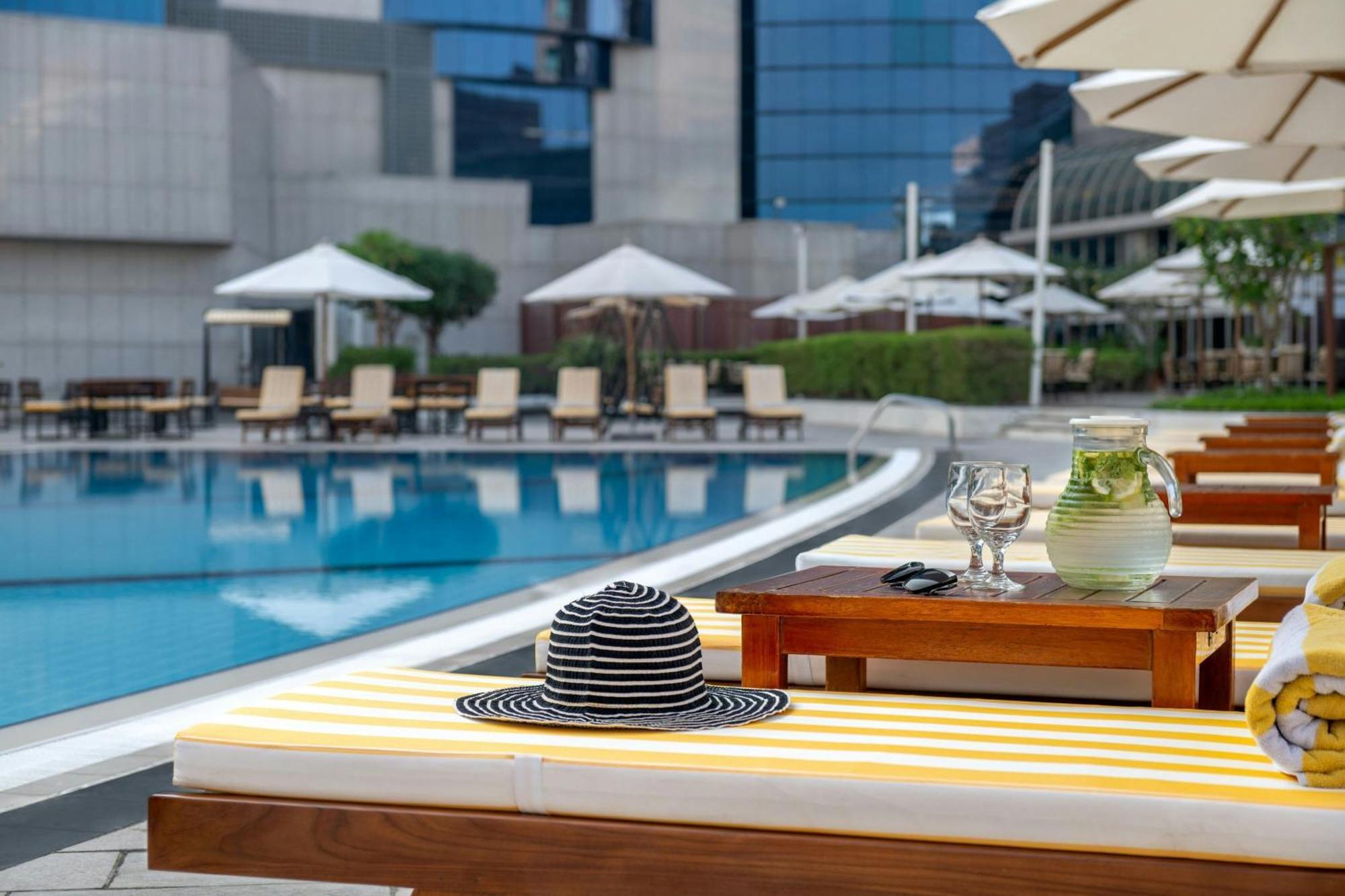 Le Royal Meridien Abu Dhabi Exterior photo The swimming pool at the hotel