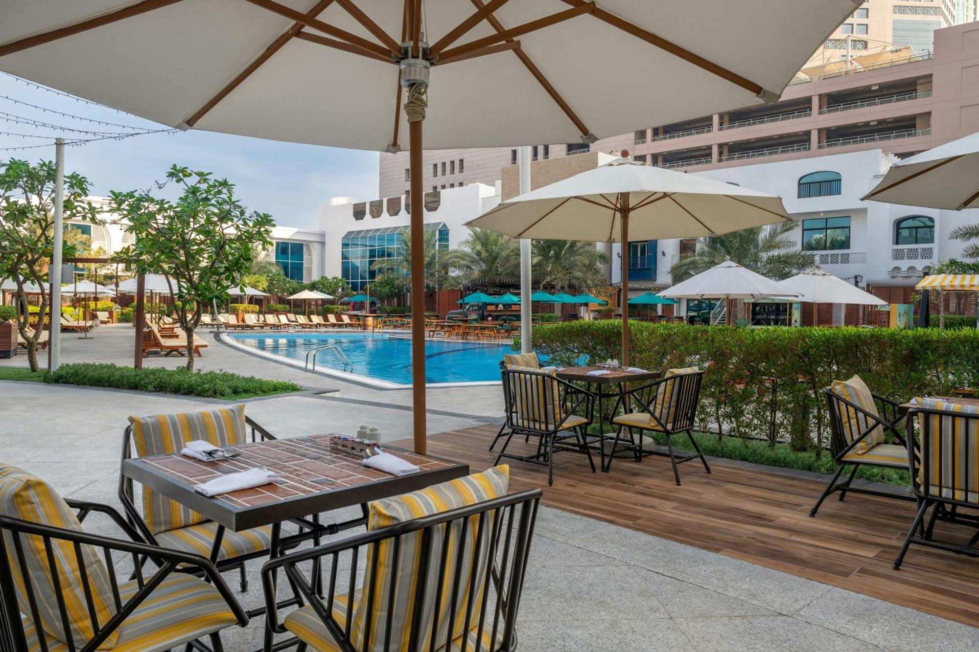 Le Royal Meridien Abu Dhabi Exterior photo The swimming pool at the hotel