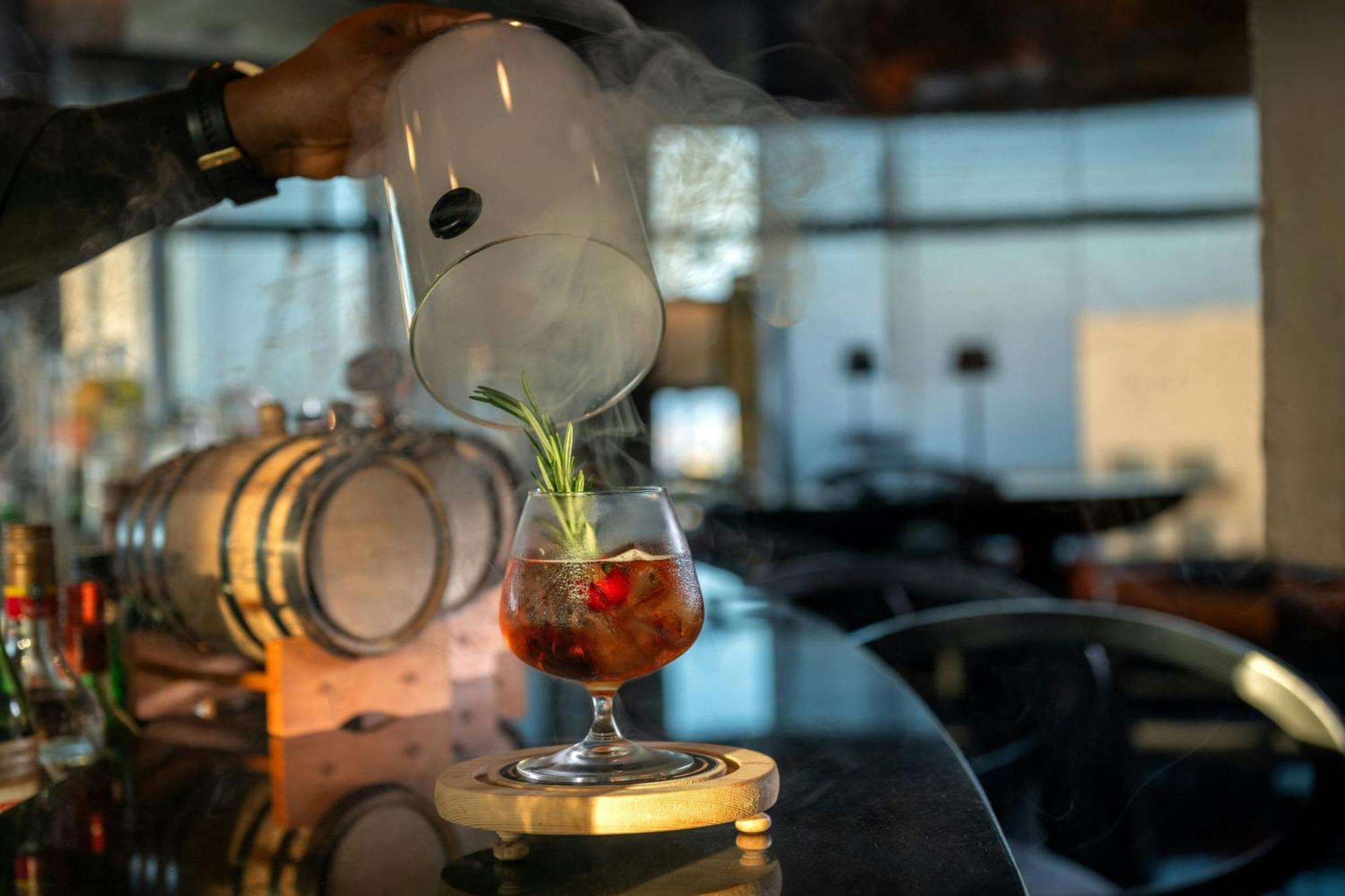 Le Royal Meridien Abu Dhabi Exterior photo A bartender prepares a cocktail at the bar