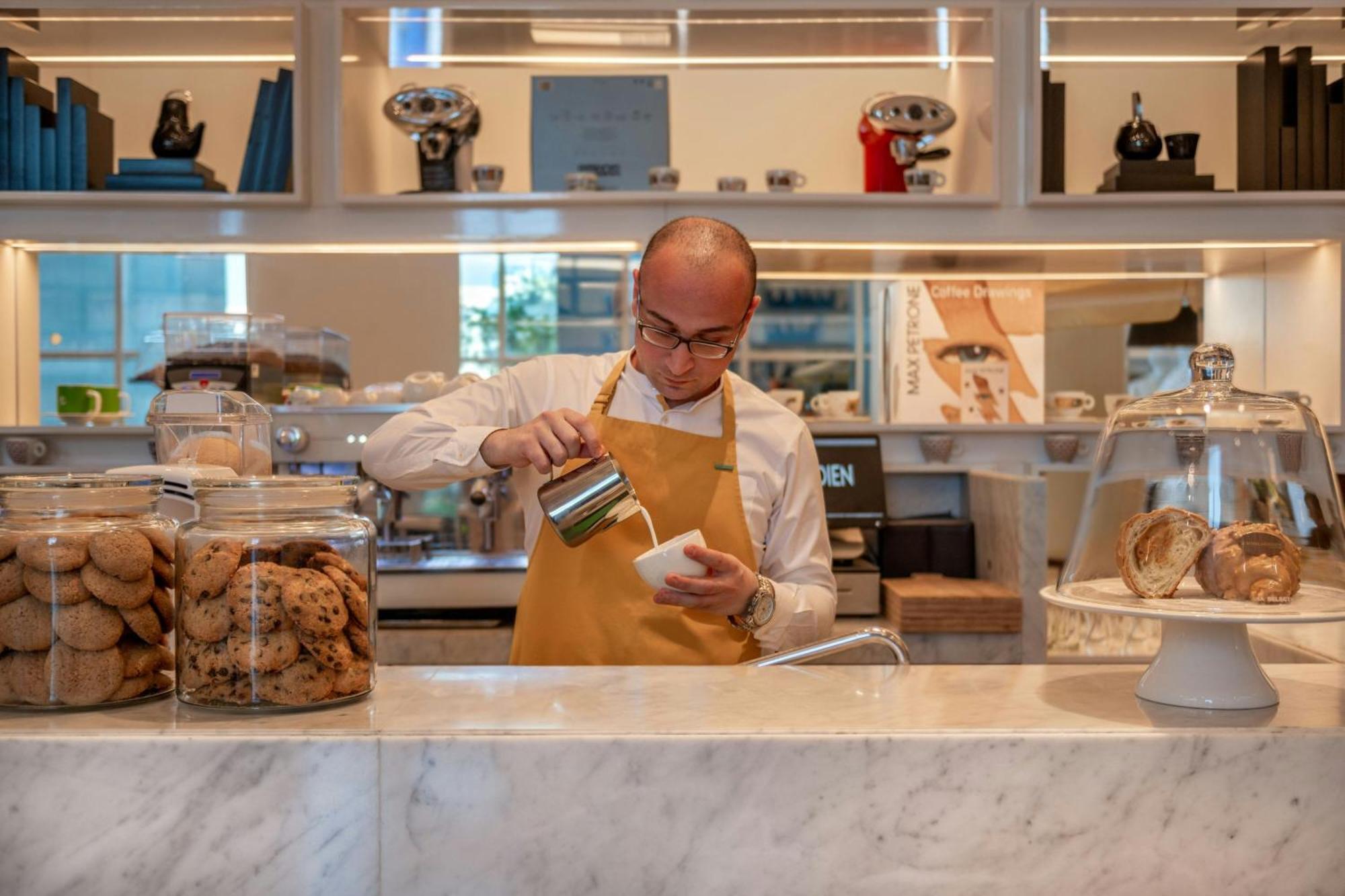 Le Royal Meridien Abu Dhabi Exterior photo A barista at work
